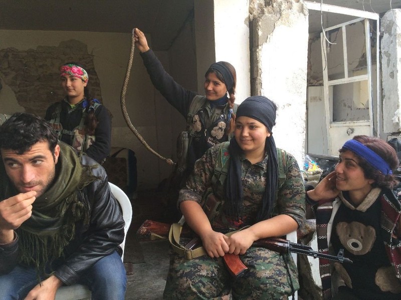 Ben trong thi tran Syria bi phien quan IS bao vay-Hinh-8